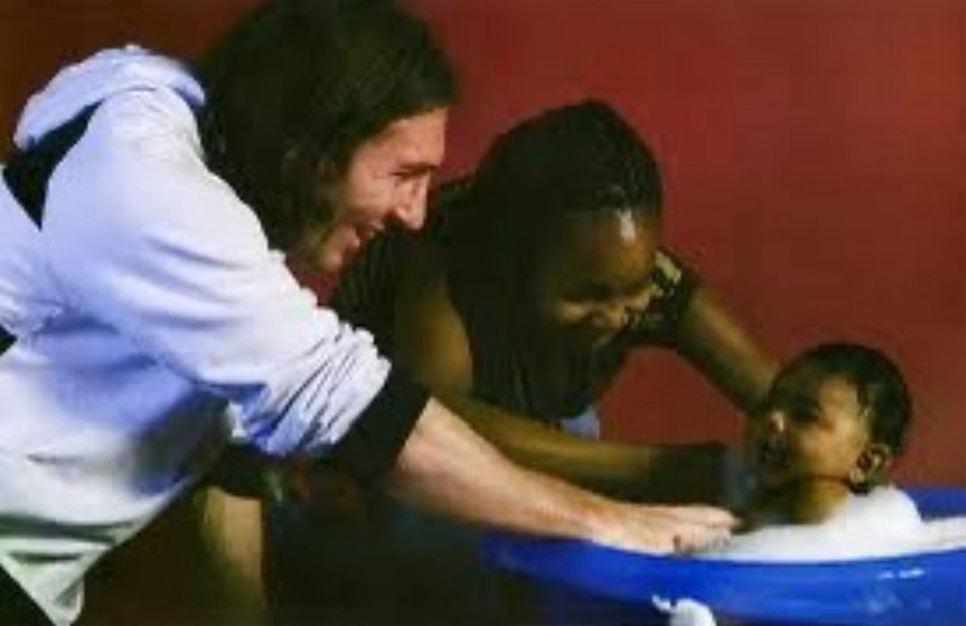 Foto de Lamine Yamal e Lionel Messi juntos há 17 anos viraliza nas redes sociais; veja