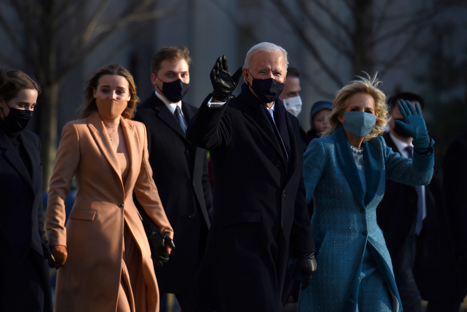 Biden, e a primeira-dama Jill Biden acenam enquanto se dirigem à Casa BrancaREUTERS