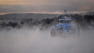 Temperaturas baixas fazem névoa de gelo levantar em passeio de barca em Oslo, na Noruega — Foto: OLIVIER MORIN/AFP