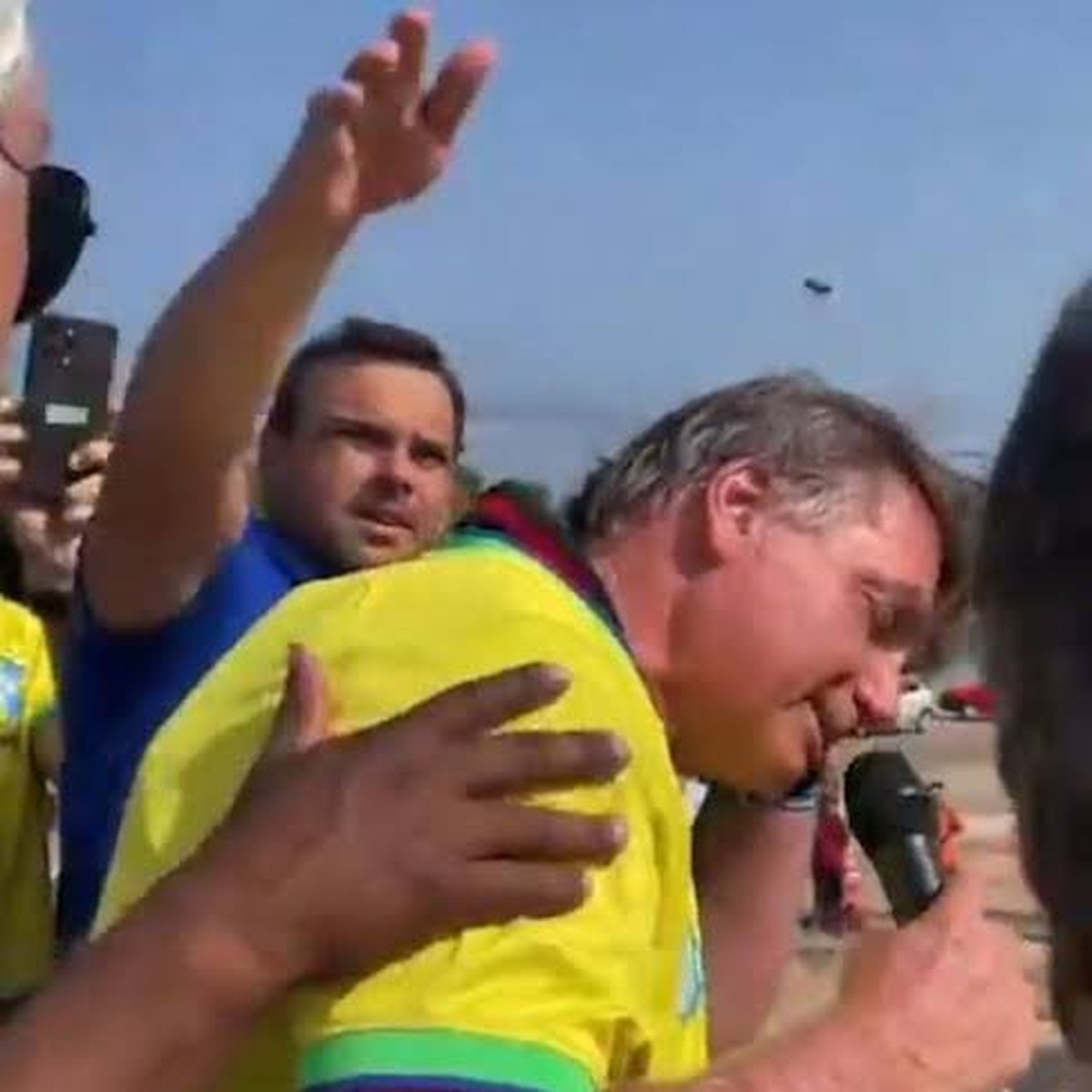 Bolsonaro é atacado por abelhas e encerra discurso durante comício no RN