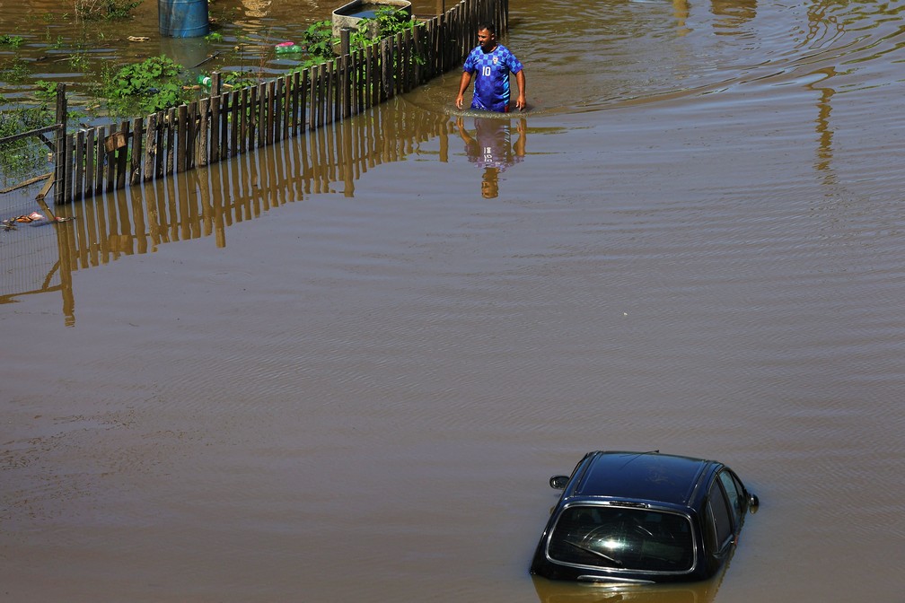 Enchente também afetou a cidade de Canoas, na região metropolitana de Porto Alegre — Foto: Silvio Avila/AFP