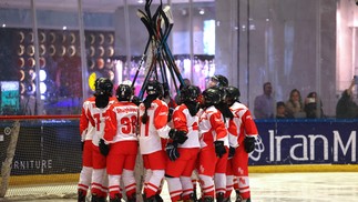 Sob capacetes e proteções, são mulheres que naquela noite impõem respeito com sua combatividade — Foto: Atta Kenare/AFP