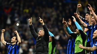 O atacante bósnio do Inter de Milão, Edin Dzeko, e companheiros de equipe cumprimentam o público no final da partida com o AC Milan — Foto: GABRIEL BOUYS / AFP