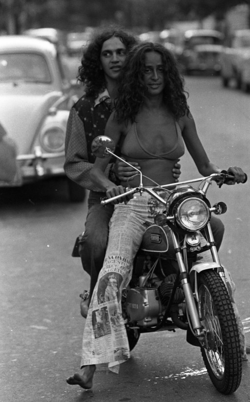 De moto, com o irmão Caetano Veloso, na década 1970 — Foto: Rodolpho Machado