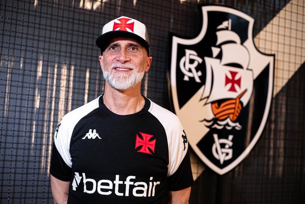 Alvaro Pacheco foi anunciado e trocou a boina pelo boné — Foto: Divulgação Vasco