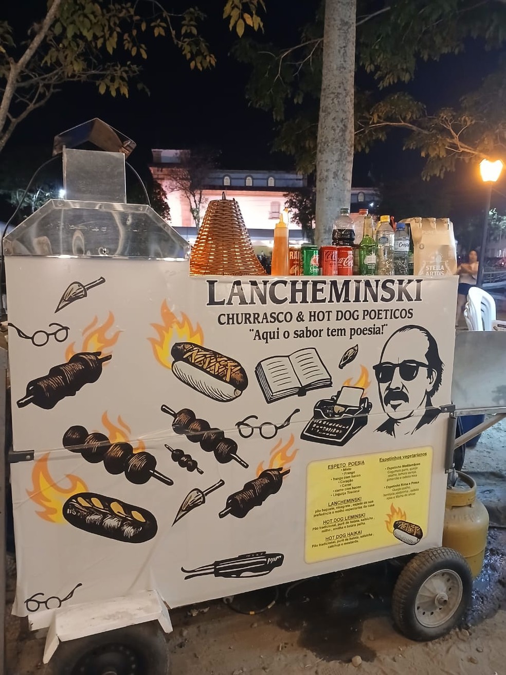 A lanchonete Lancheminski vende "hot dogs poéticos" em Paraty — Foto: Bolívar Torres/ Agência O GLOBO
