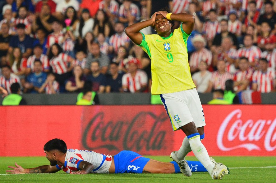 Endrick se lamenta durante a derrota do Brasil para o Paraguai, pelas Eliminatórias