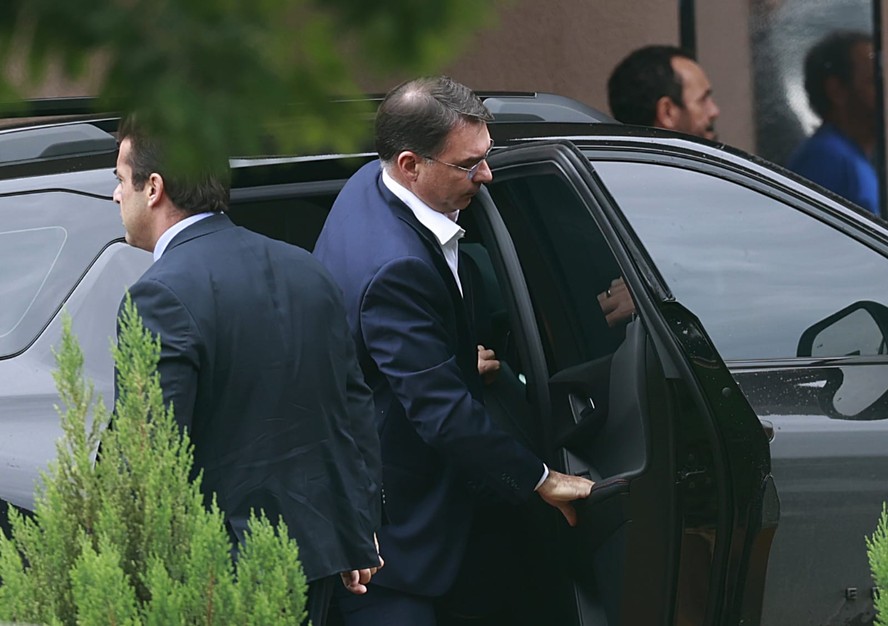 O senador Flávio Bolsonaro chega à Superintendência da PF para visitar o pai