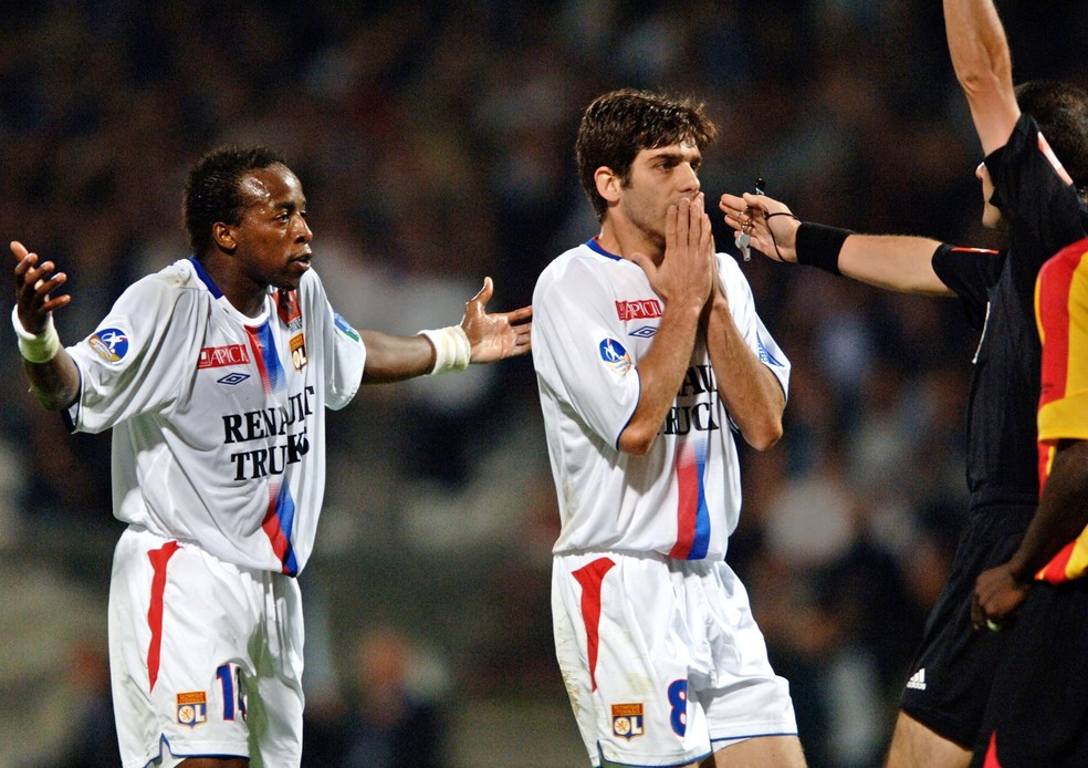Sidney Govou (esquerda) pelo Lyon — Foto: AFP PHOTO JEAN-PHILIPPE KSIAZEK