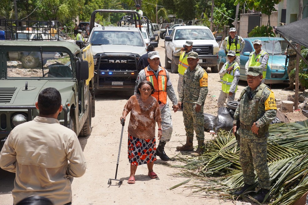 População da costa leste do México está sendo evacuada com a aproximação do furacão Beryl — Foto: Elizabeth Ruiz/AFP