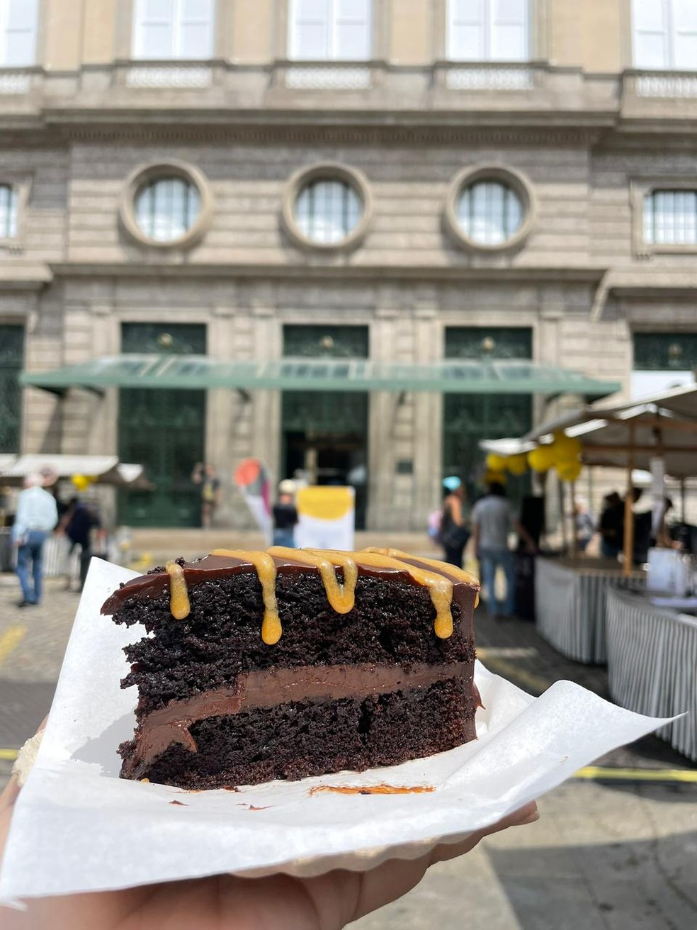 Bolo'Matilda' com caramelo de missô da Alfredoce — Foto: Divulgação