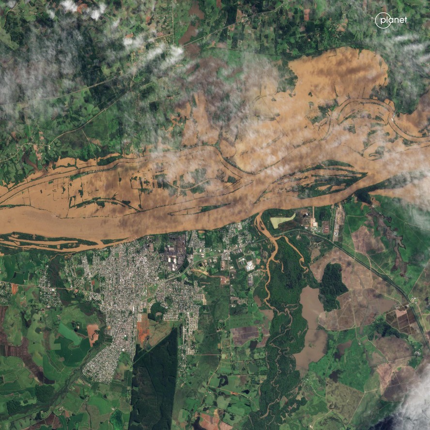 Imagem de satélite mostra uma vista aérea alagada, ao longo do rio Jacuí, no Rio Grande do Sul