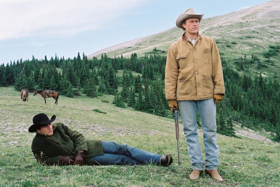 Jake Gyllenhaal e Heath Ledger em "O segredo de Brokeback Mountain" — Foto: Divulgação