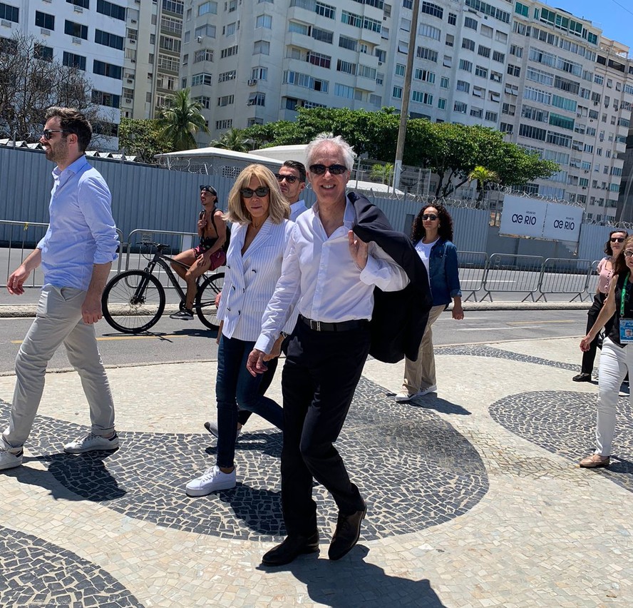 Enquanto Macron debate, primeira-dama da França passeia na Praia de  Copacabana