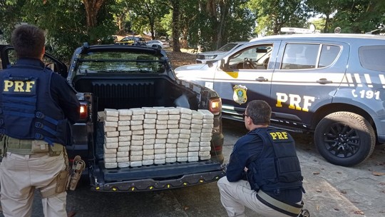 Cem quilos de pasta base de cocaína são apreendidos pela polícia. Droga seria entregue no Complexo do Alemão