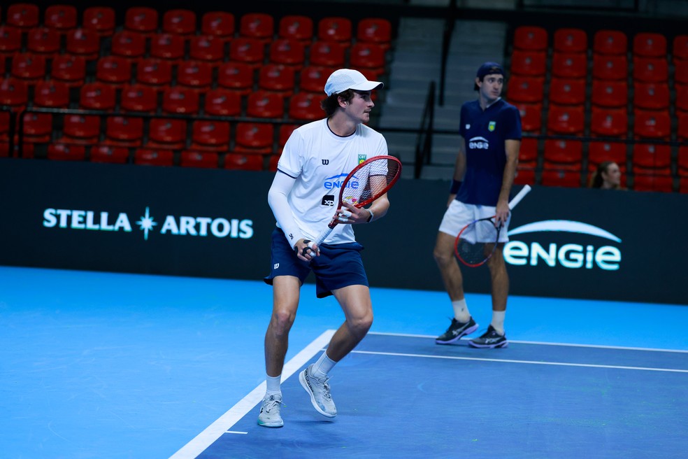 João Fonseca e Gustavo Heide representam o Brasil no duelo com a Suíça na Copa Davis — Foto: Luiz Candido/CBT