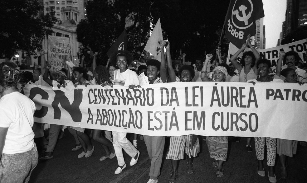 Feministas do movimento negro em ato do Dia da Mulher de 1988 — Foto: José Doval/Agência O GLOBO