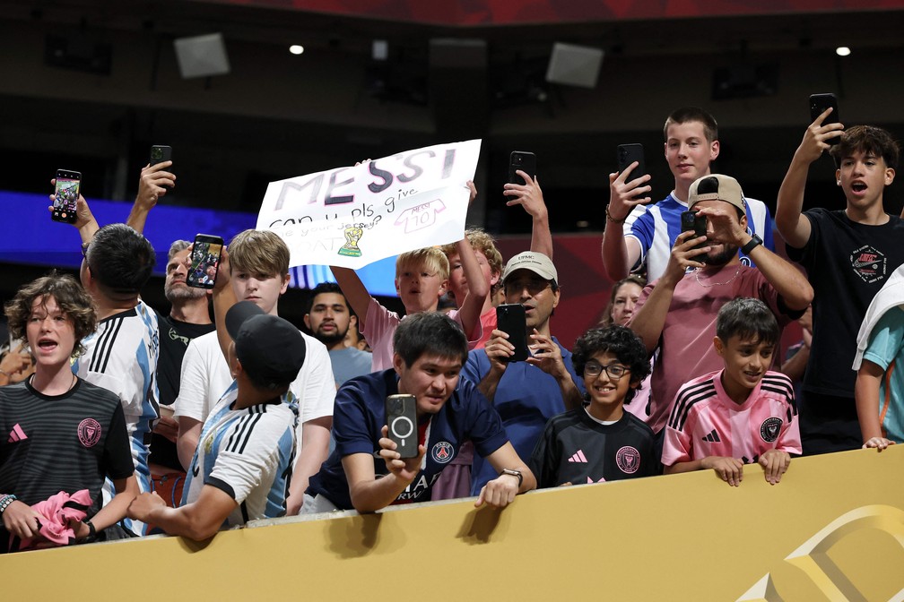 Torcedores do Inter Miami levam cartaz para Messi em jogo do Mundial — Foto: Kevin C. Cox/Getty Images/AFP