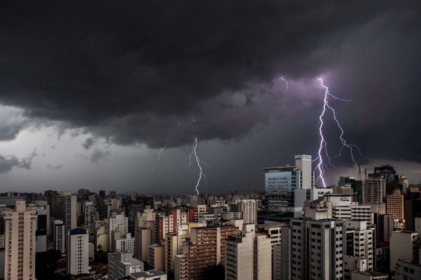 Granizo e ventos de até 100 km/h: Com alerta de chuva para todo país, SP e Sul devem ser atingidos por tempestade intensa; veja previsão