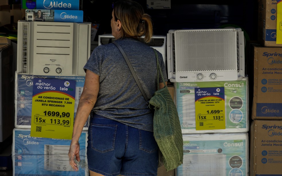 Loja da Tele Rio na Rua Uruguaiana, no Centro do Rio: ar-condicionado tem alta procura com calor — Foto: Gabriel de Paiva