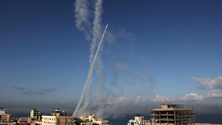 Foguetes são disparados da Cidade de Gaza em direção a Israel  — Foto: MAHMUD HAMS / AFP