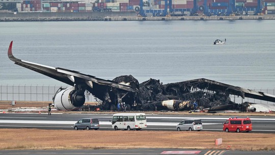 Após terremoto e desastre aéreo, Japão começa a remover restos do avião acidentado em aeroporto
