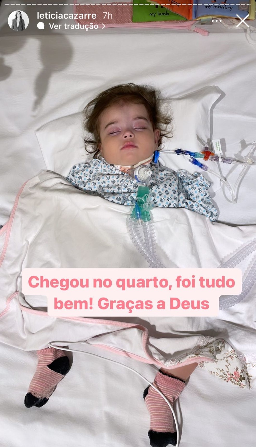 Maria Guilhermina, filha de Letícia e Juliano Cazarré, deixa o centro cirúrgico — Foto: Reprodução/Instagram