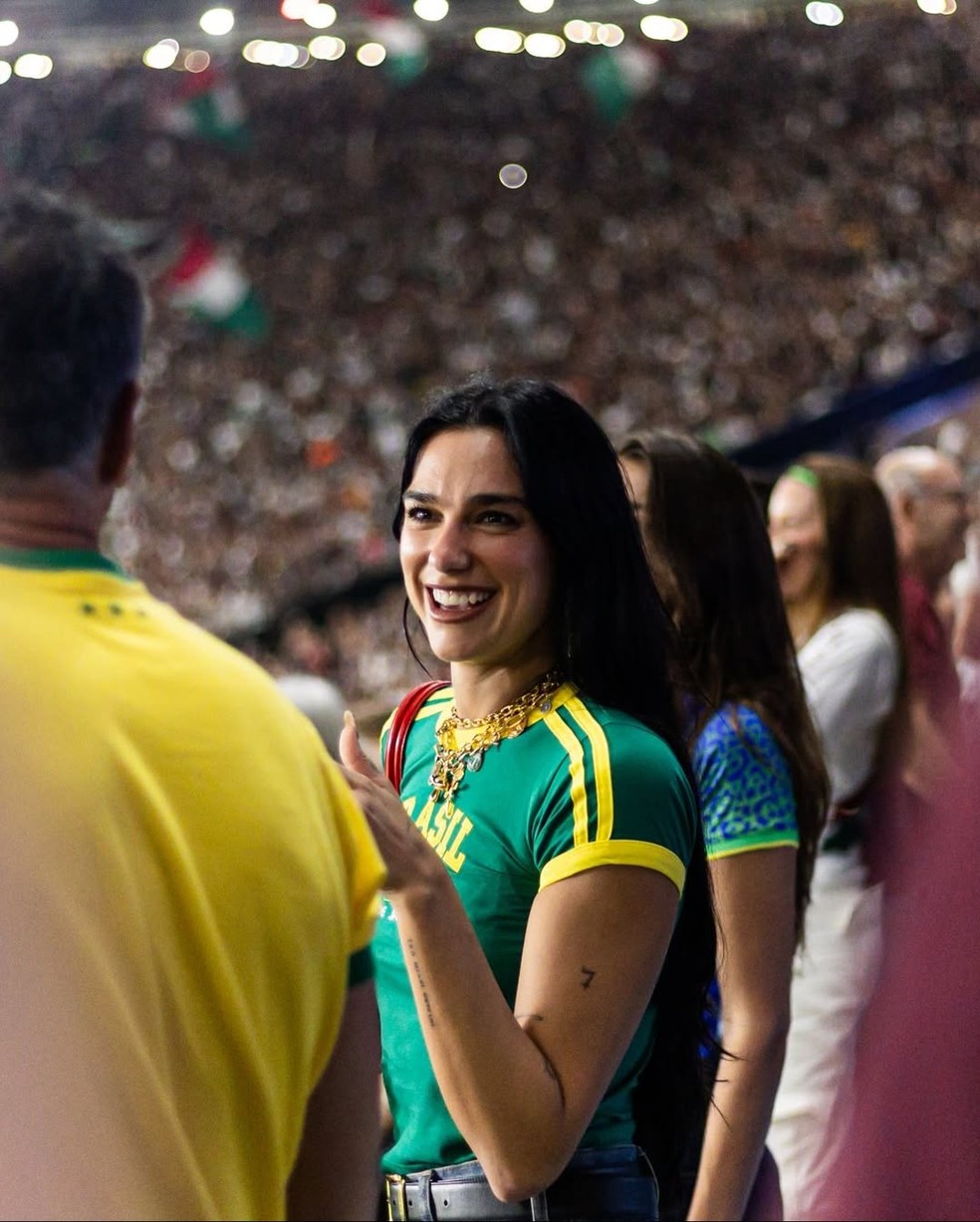 Dua Lipa assistindo o Flamengo e Fluminense no Maracanã — Foto: Marina Garcia / Fluminense