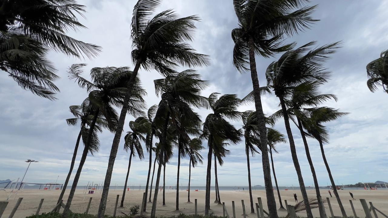 Strong winds in Rio's south zone frighten residents as they heed calls to stay home — Photo: Ana Branco
