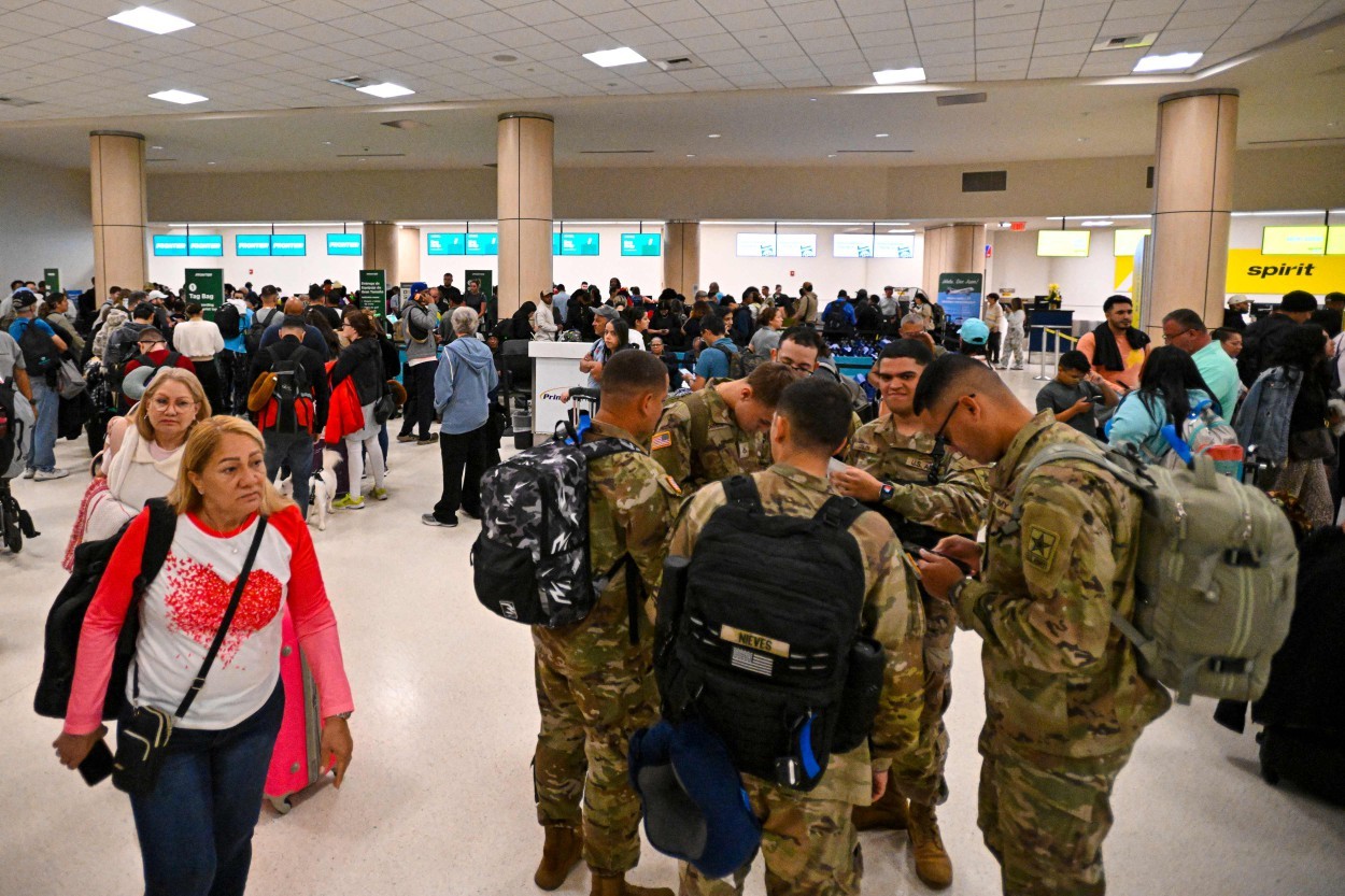 Passageiros aguardam no Aeroporto Internacional Luis Muñoz Marín, em Carolina, Porto Rico, após o cancelamento de todos os voos em decorrência dos ataques dos Estados Unidos na Venezuela. — Foto: Miguel J. Rodriguez Carrillo / AFP