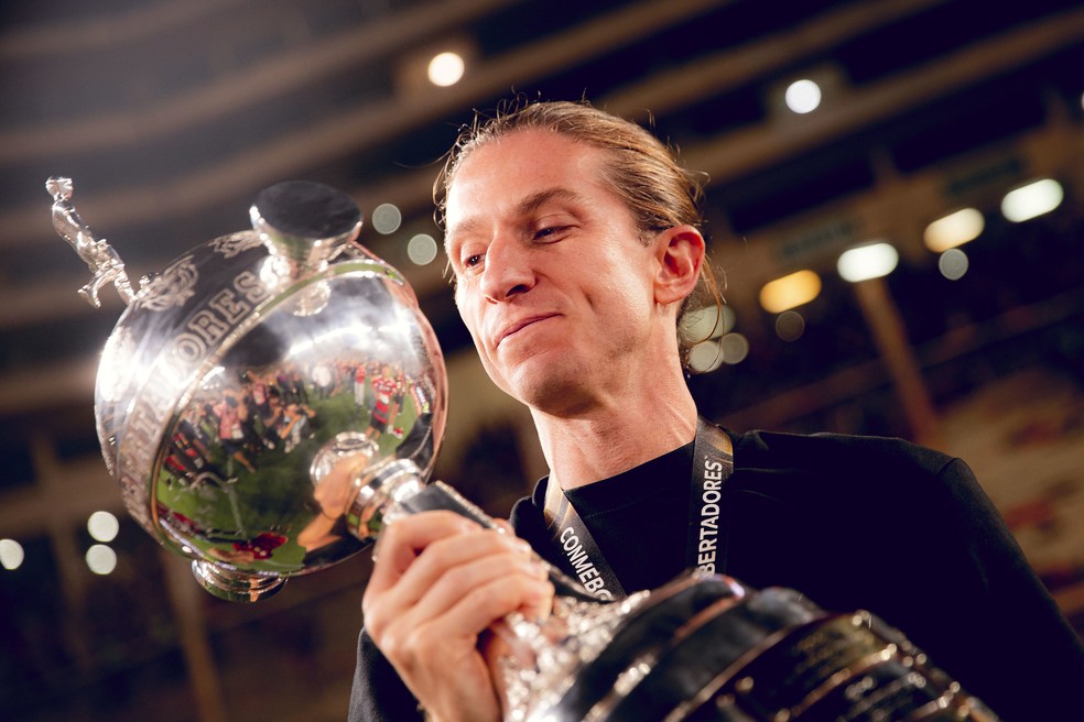 Filipe Lu&iacute;s com a ta&ccedil;a da Libertadores &mdash; Foto: Adriano Fontes/Flamengo