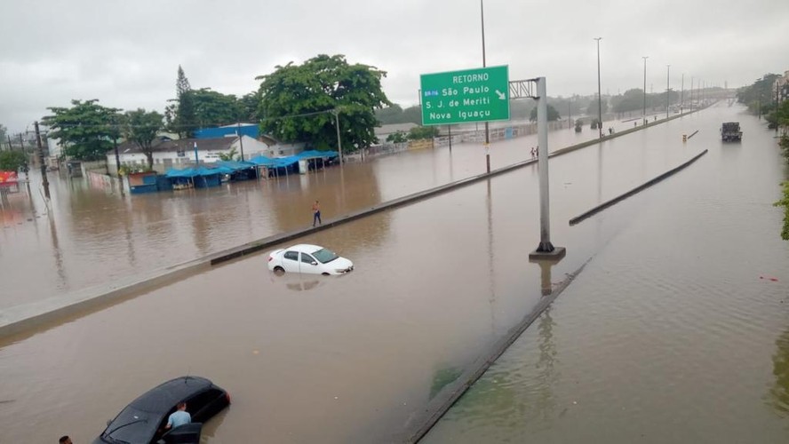 Trecho da Avenida Brasil inundado