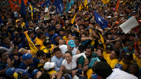 Oposição venezuelana tem uma 'candidata' nas ruas e outro nas urnas