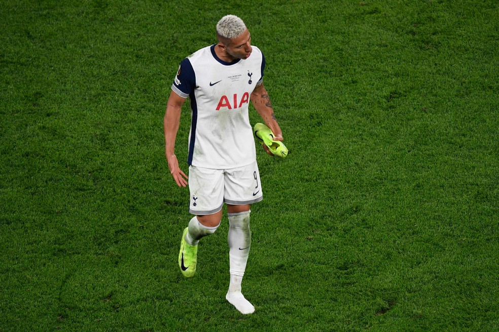 Apesar de ter aparecido pouco no ataque, Richarlison foi muito aplicado taticamente em relação à estratégia montada pelo Tottenham — Foto: ANDER GILLENEA / AFP