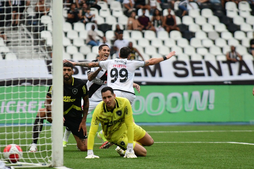 Vegetti comemora segundo gol contra o Botafogo, enquanto jogadores do alvinegro lamentam