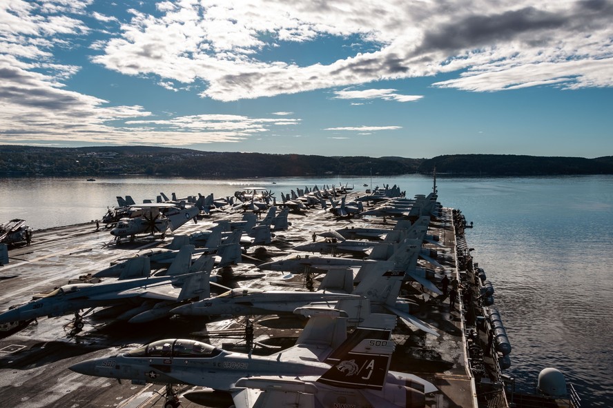 Descrito pela Marinha americana como 'plataforma de combate mais capaz, adaptável e letal do mundo', USS Gerald R. Ford tem 337 metros de comprimento e dois reatores nucleares para propulsão