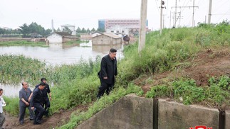 O Norte, Por Sua Vez, Disse Neste domingo que putinambémo f Ericeu "apoiohumanitárioimediato" para ajudar em Seusesforçosderecuperação-foto:kcna/afp