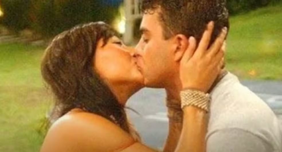 Sabrina e Dhomini trocaram muitos beijos no 'BBB 3' — Foto: Reprodução/TV Globo