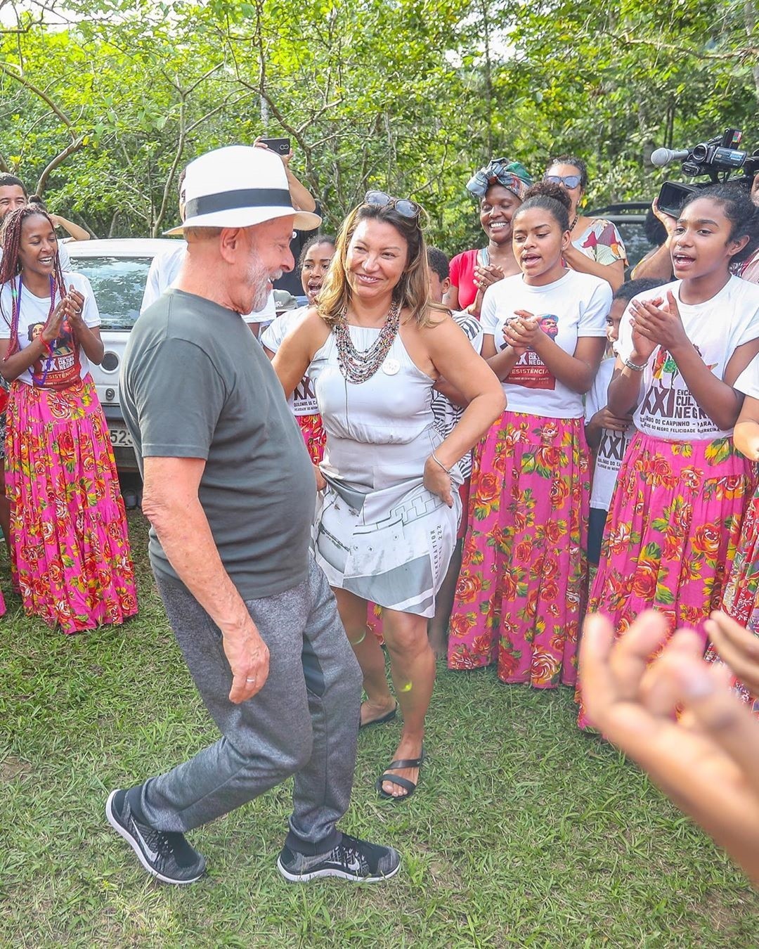 Lula e Janja fotografados dançando durante visita a um quilombo em Paraty, em dezembro de 2019, pouco depois do ex-presidente deixar a prisão. — Foto: Reprodução / Instagram