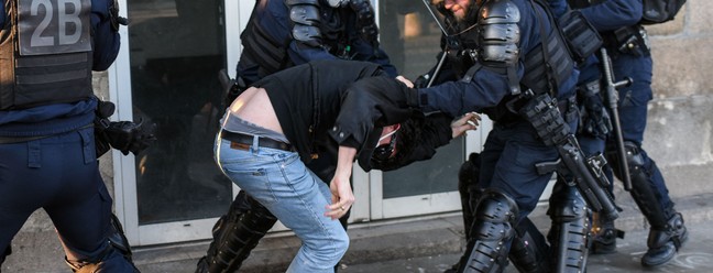 Manifestante é preso pela polícia francesa durante o quarto dia de protestos em 2023 contra a reforma da Previdência — Foto:  Sebastien Salom-Gomis/AFP