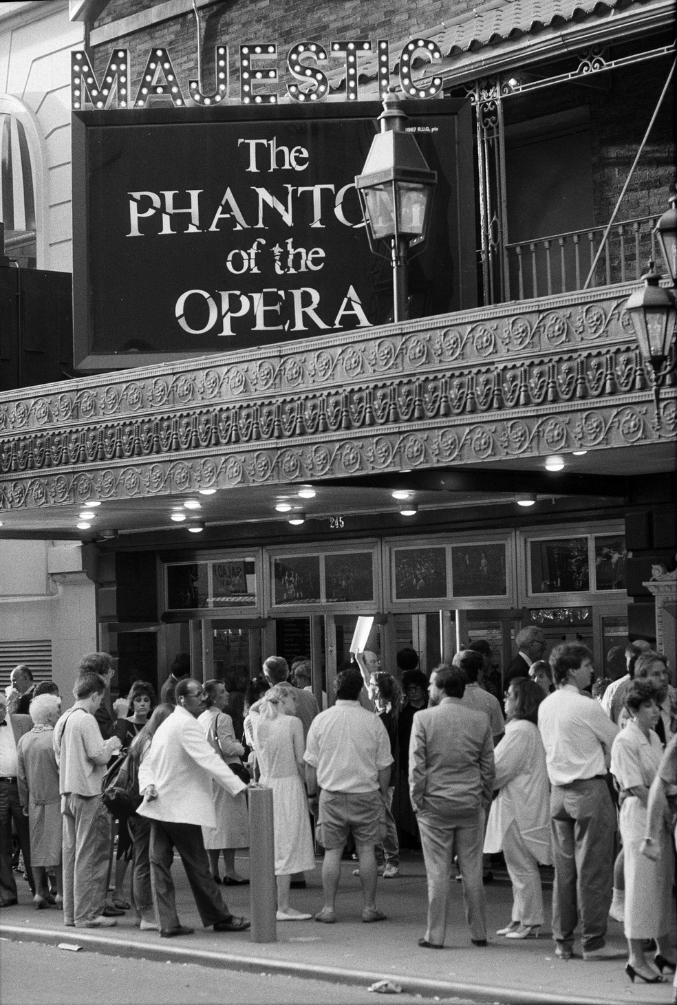 A marquise do Majestic Theatre em Nova York pouco antes de uma apresentação do "O Fantasma da Ópera", m 31 de maio de 1988 — Foto: Jack Manning/The New York Times