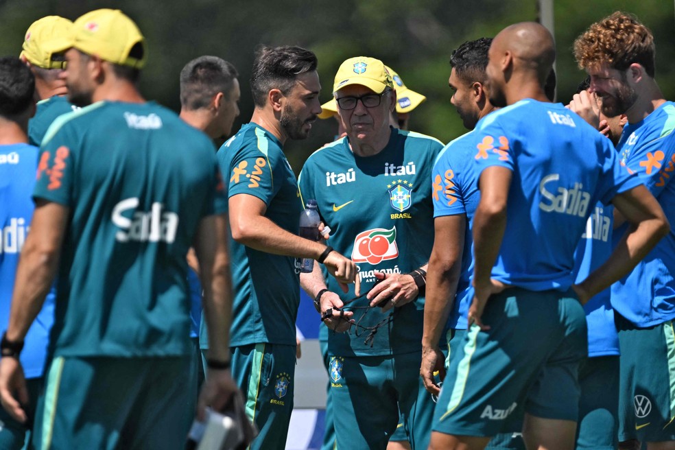 O técnico italiano da seleção brasileira, Carlo Ancelotti, gesticula durante um treino no Columbia Park Training Facility, em Morristown, Nova Jersey, em 2 de julho de 2026, durante a Copa do Mundo de 2026. — Foto: MAURO PIMENTEL / AFP