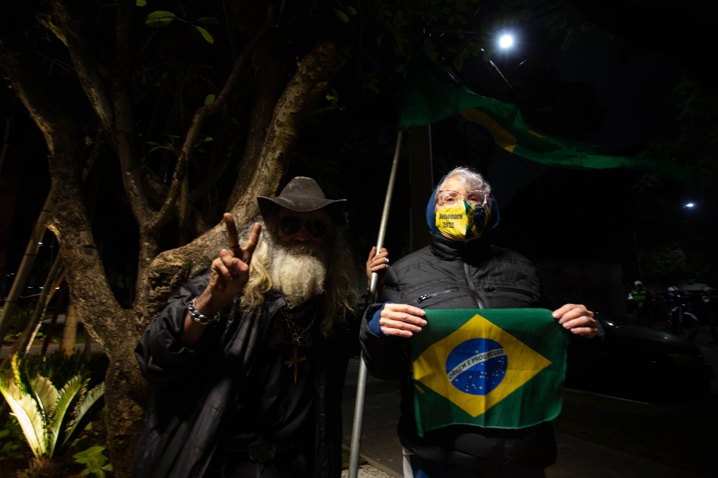 Apoiadores do presidente e candidato à reeleição Jair Bolsonaro se manifestam na frente do estúdio da Band em São Paulo — Foto: Maria Isabel Oliveira