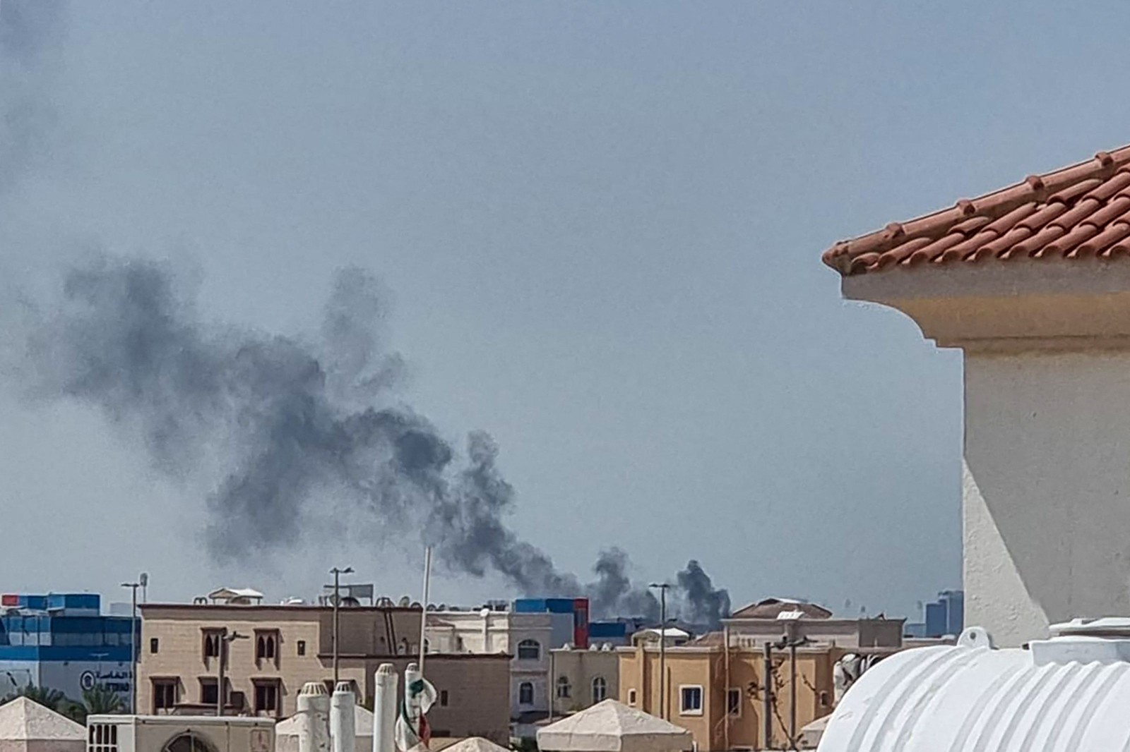 Smoke rises in the skies of Abu Dhabi amid Iran's retaliatory attack for aggression from the U.S. And Israel — Photo: AFP