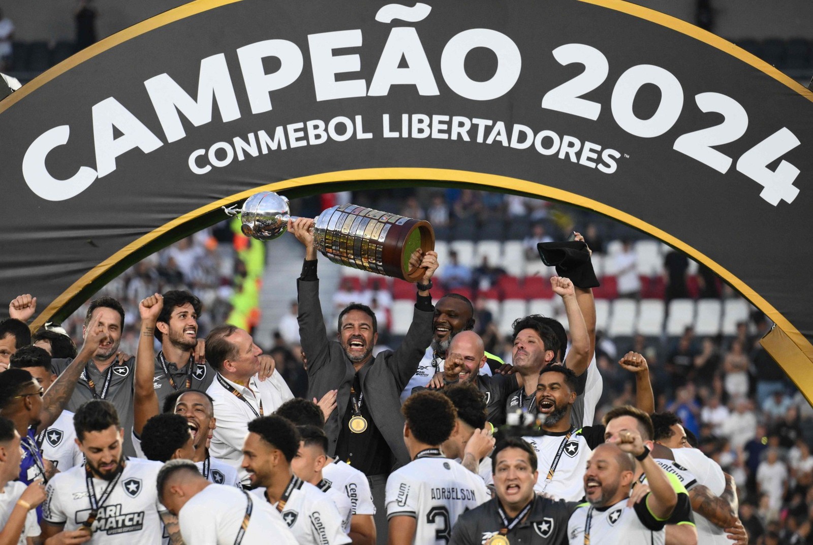 Artur Jorge levanta a taça de campeão da Libertadores — Foto: Luis ROBAYO / AFP