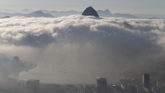 Nevoeiro atinge a manhã do Rio de Janeiro  — Foto: Fabiano Rocha / Agência O Globo