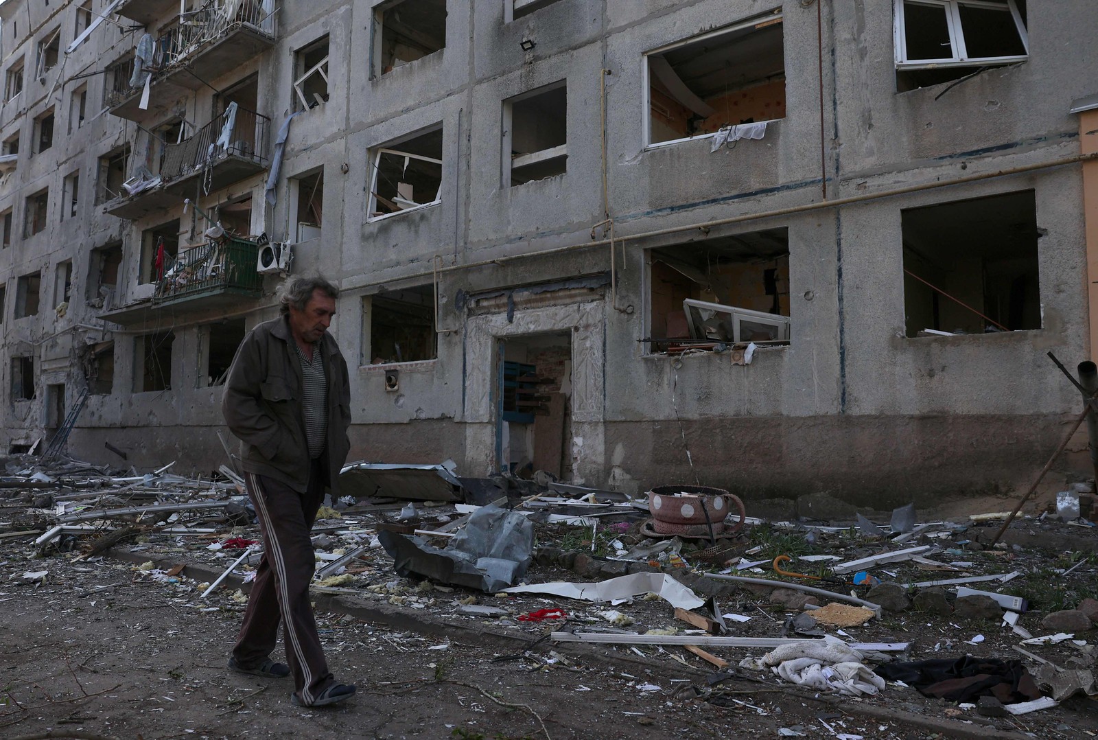 Edifícios Destruídose escombros durante aevacuação de resident locais de ocheretyne, no laste daucrânia. - Foto: Anatolii Stepanov/AFP