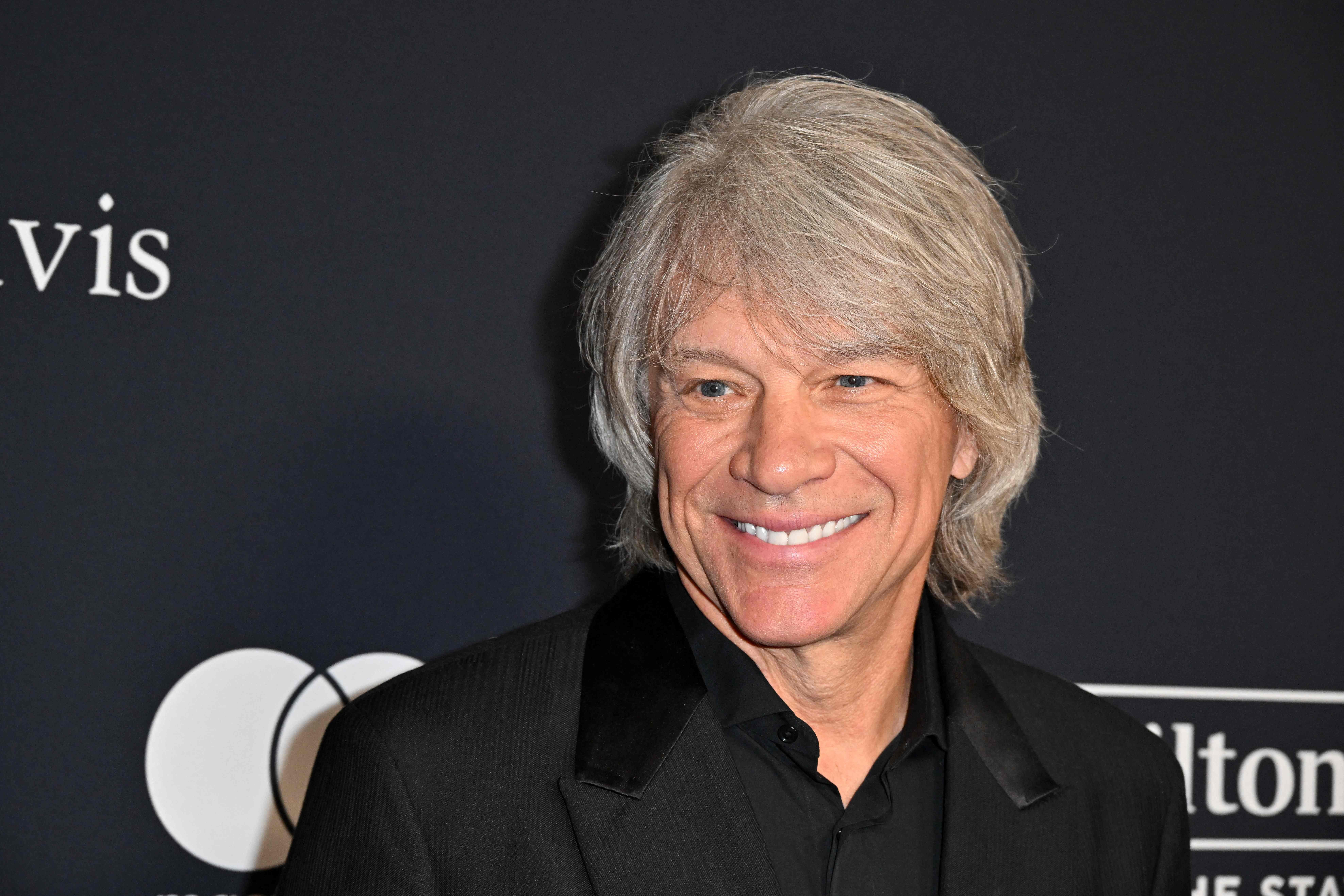 Jon Bon Jovi interrompe show em Nova York por infecção e promete remarcação