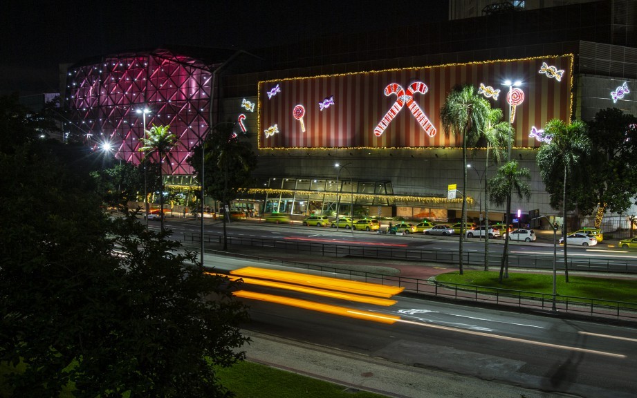 Shopping in Rio Sul also got into the spirit and lit up its facade - Photography: Alexander Cassiano