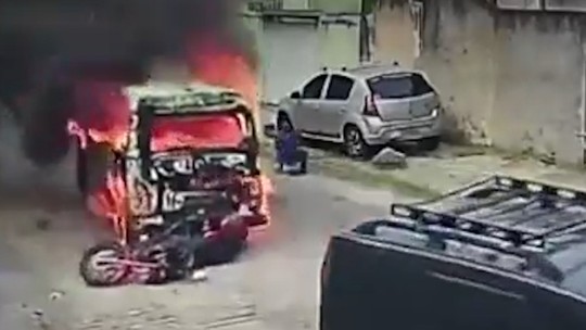 'Foi Deus', diz motociclista que teve ferimentos leves após ser atropelado por Kombi em chamas no RJ; vídeo